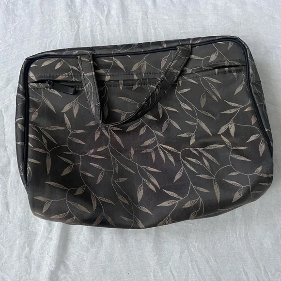 Toiletries Bag - Picture 2 of 5